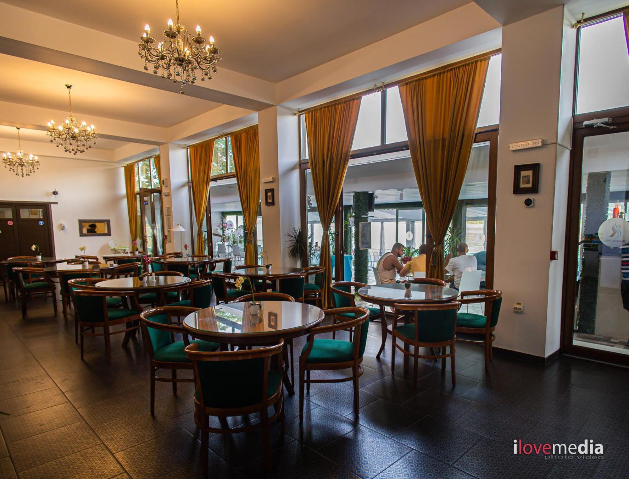 Ieşelniţa Riviera 990 - Resort & Restaurant מראה חיצוני תמונה